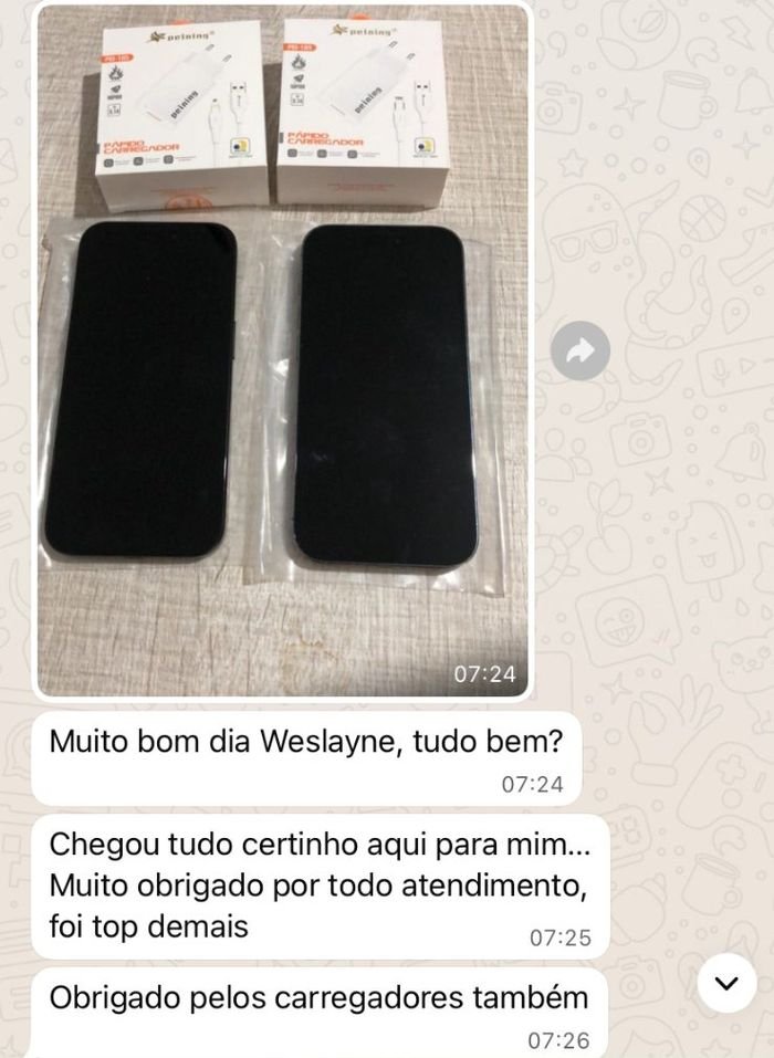 Print de WhatsApp: dois iPhones e carregadores recebidos, cliente agradece o atendimento