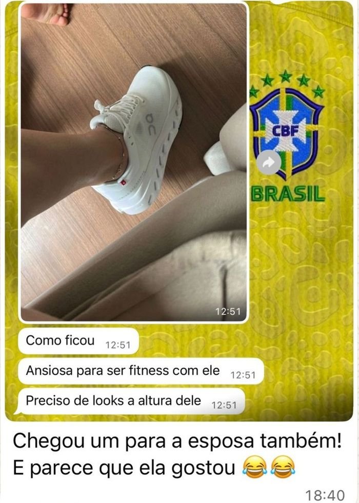 Print de WhatsApp: tênis On recebido para a esposa, cliente comemora